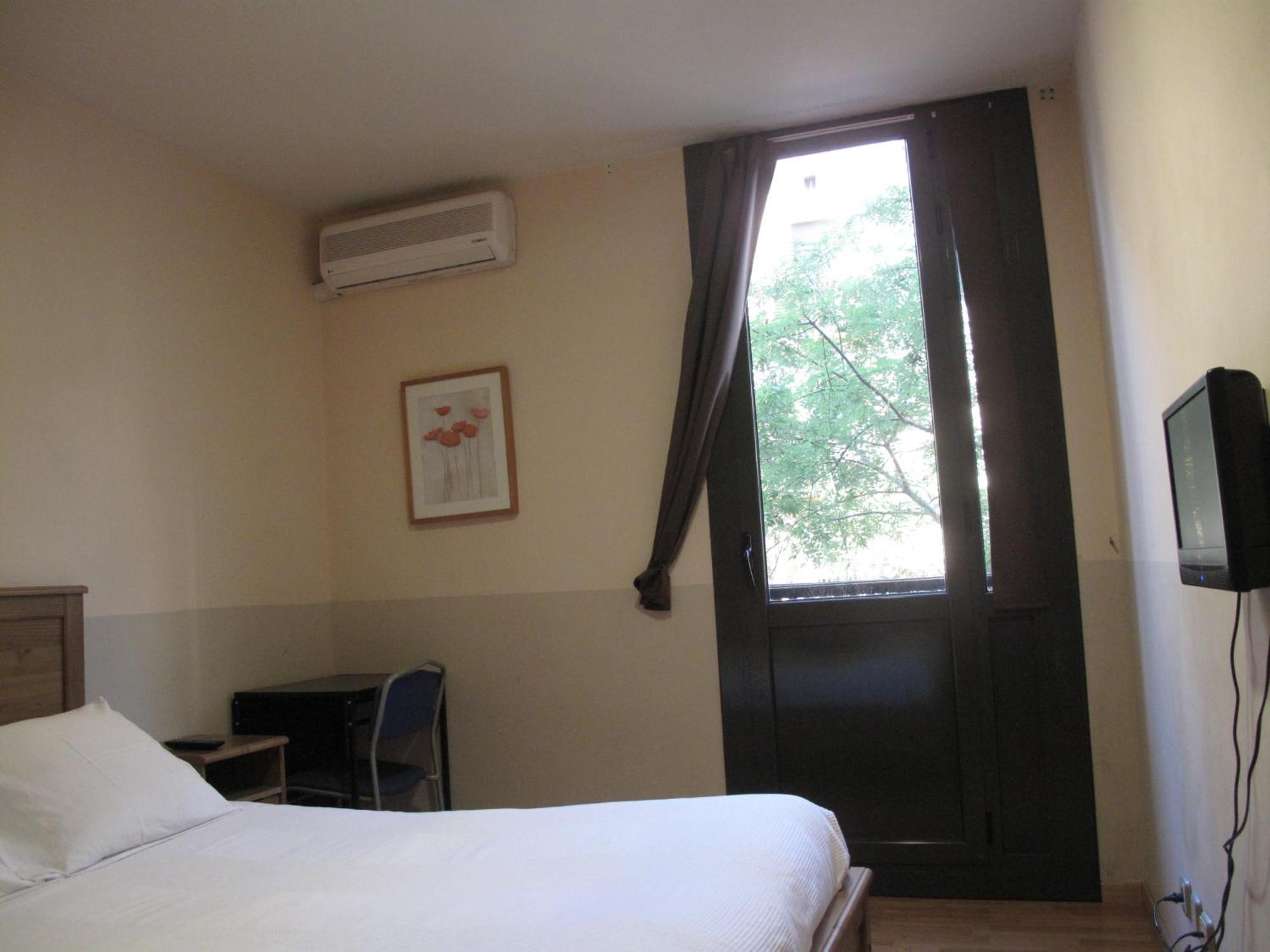 Hostal Lk Barcelona — Foto 1